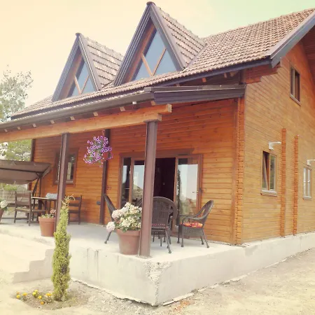 Timber Log House אגרוס