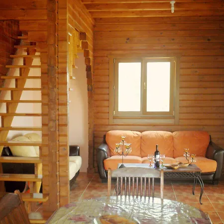 Timber Log House בקתה