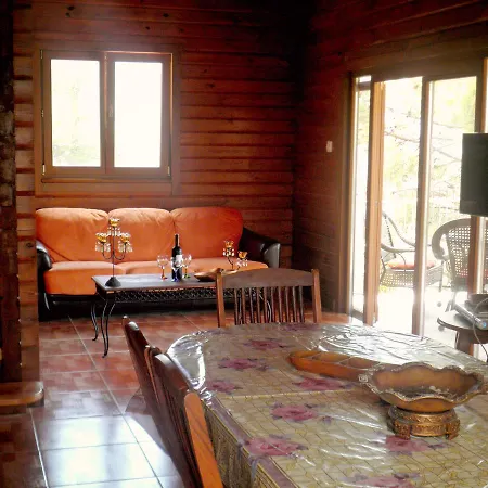 Timber Log House בקתה *