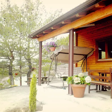 Timber Log House בקתה