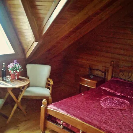 Alpesi faház Timber Log House Agrósz